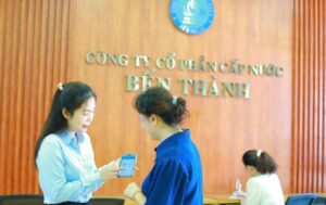 Nhân viên tư vấn cho khách hàng sử dụng ứng dụng mã định danh cá nhân tra cứu thông tin