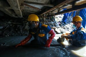 Người dân Hà Nội cảm phục những công nhân làm nghề thoát nước - Ảnh 1.