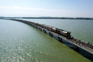 "Tàu nổi" ở Thái Lan trở thành điểm du lịch hấp dẫn khi mực nước đập dâng - Ảnh 2.