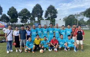 Lãnh đạo đội bóng chụp ảnh lưu niệm và động viên cầu thủ trước khi thi đấu