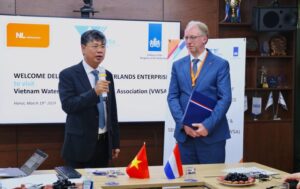 Ông Nguyễn Ngọc Điệp, Chủ tịch VWSA trao đổi cùng Ông Rene de Vrugt, Vụ trưởng Vụ Đất đai, Kế hoạch Không gian và Thích ứng Khí hậu, Bộ Cơ sở Hạ tầng & Quản lý Nước Hà Lan