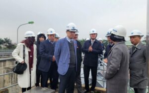 Đại diện các cơ quan của Quốc hội, Bộ Xây dựng khảo sát thực tế nhà máy nước sạch tại Hải Dương.