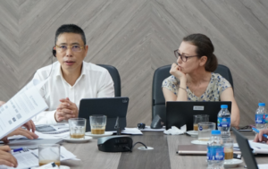 Đồng chủ trì Hội thảo có ông Tạ Quang Vinh - Cục trưởng Cục Hạ tầng kỹ thuật, Bộ Xây dựng; bà Halla Qaddumi - Chuyên gia kinh tế cấp cao về nước của WB.