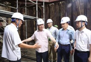 Bí thư Thành ủy Hà Nội thị sát cống ngầm dưới lòng sông Tô Lịch- Ảnh 1.