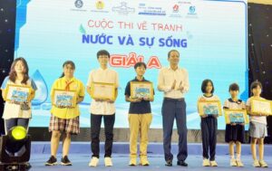 SAWACO trao giải A cuộc thi vẽ tranh với chủ đề "Nước và sự sống" cho các em học sinh