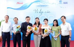 Các đại biểu chụp ảnh lưu niệm tại lễ phát động cuộc thi viết "Vẻ đẹp của nước".