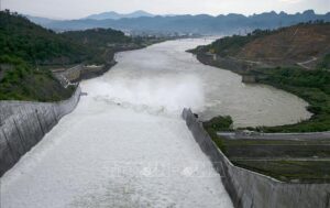 Thủy điện Hòa Bình mở một cửa xả đáy về phía hạ lưu. Ảnh tư liệu: Trọng Đạt/TTXVN