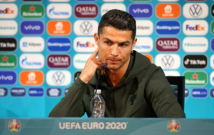 Cristiano Ronaldo bày tỏ quan điểm không thích nước ngọt có ga tại buổi họp báo trước trận Bồ Đào Nha - Hungary tại VCK EURO 2020