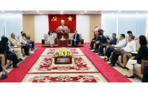 Phó Chủ tịch UBND, Chủ tịch UBMTTQ Việt Nam tỉnh Bình Dương Nguyễn Văn Dành (ngồi giữa, bên phải) tiếp đoàn các giám đốc điều hành ADB do bà Charlotte Justine Diokno Sicat (bên trái) dẫn đầu.