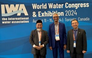Chủ tịch IWA, GS Hamanth Kasan (giữa), Phó chủ tịch, TS Ir. Mohmad Asari bin Daud (trái), GS Nguyễn Việt Anh (phải)