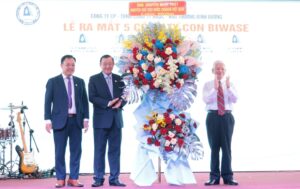 Ông Nguyễn Minh Triết (bìa phải) - nguyên Chủ tịch nước tặng lẵng hoa chúc mừng BIWASE