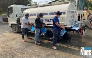 Người dân lấy nước trực tiếp từ xe bồn chở nước