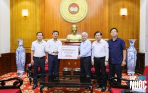 Nhựa Tiền phong ủng hộ 500 triệu đồng cho UB MTTQVN