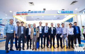 Các đại biểu chụp ảnh lưu niệm tại gian hàng triển lãm của HueWACO