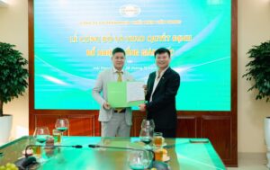 Chủ tịch HĐQT Đặng Quốc Dũng trao Quyết định bổ nhiệm ông Chu Văn Phương tiếp tục giữ chức Tổng Giám đốc Công ty.