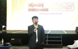 Ông Đặng Quốc Dũng, Chủ tịch HĐQT Công ty cổ phần Nhựa Thiếu niên Tiền Phong phát biểu tại hội nghị