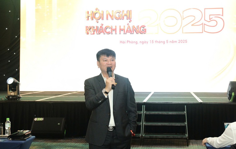 Ông Đặng Quốc Dũng, Chủ tịch HĐQT Công ty cổ phần Nhựa Thiếu niên Tiền Phong phát biểu tại hội nghị