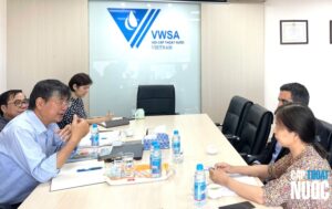 Hai bên trao đổi tại buổi làm việc