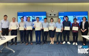 Ngân hàng Thế giới (WB) và Hội Cấp Thoát nước Việt Nam (VWSA) trao giấy chứng nhận hoàn thành khóa học "Nâng cao chỉ số tín nhiệm cho các công ty cấp nước" tới các học viên