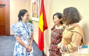 TS Hạ Thúy Hạnh trao đổi với nữ cán bộ của Tập đoàn Điện lực Việt Nam (EVN) về thúc đẩy BDG tại nơi làm việc