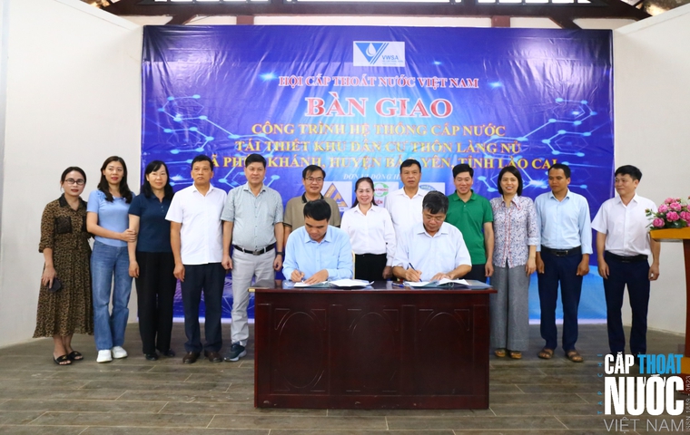 Chủ tịch VWSA và lãnh đạo chính quyền địa phương ký kết biên bản bàn giao công trình