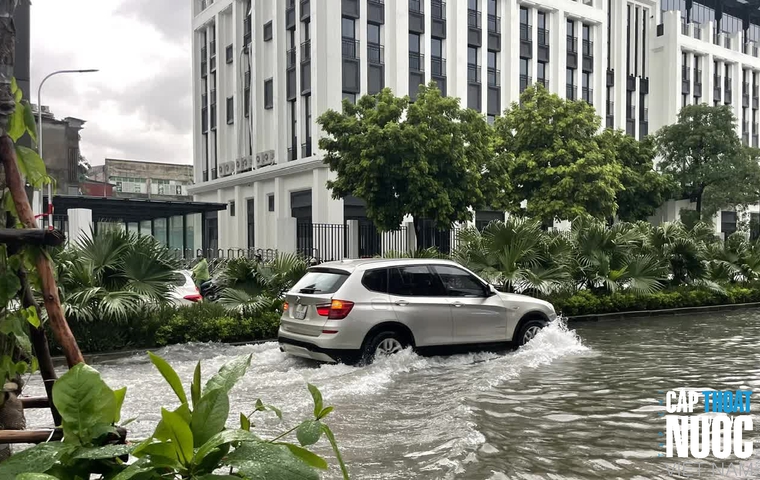 Mỗi khi mưa lớn, Hà Nội lại đối diện với nguy cơ ngấp úng.