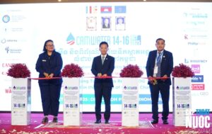 Các đại biểu thực hiện nghi thức cắt băng khai mạc sự kiện CAMWATER 2025