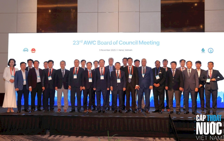 Các đại biểu chụp ảnh lưu niệm tại hội nghị.