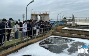 Sinh viên ngành Kỹ thuật Cấp Thoát nước Trường ĐH Xây Dựng Hà Nội trải nghiệm thực tế ngay từ năm thứ nhất.