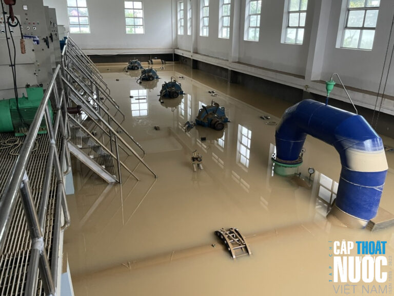 Công ty CP Cấp Thoát nước Khánh Hòa nỗ lực khắc phục hậu quả mưa lũ để cấp nước sạch trở lại cho nhân dân- Ảnh 1.