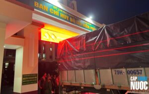 Khoảng 16–17 giờ ngày 22/11/2025, các xe chở nước của SAWACO đã đến điểm tập kết, kịp thời phục vụ nhu cầu thiết yếu của người dân Khánh Hòa.