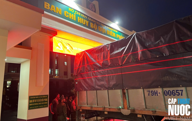 Khoảng 16–17 giờ ngày 22/11/2025, các xe chở nước của SAWACO đã đến điểm tập kết, kịp thời phục vụ nhu cầu thiết yếu của người dân Khánh Hòa.