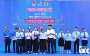 Trao giải cho các đội tham gia Hội thi Tìm hiểu pháp luật năm 2025.