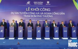 Các đại biểu thực hiện nghi thức khởi công dự án uyến cống xả và đoạn cống dẫn Trạm bơm Phú Thượng.