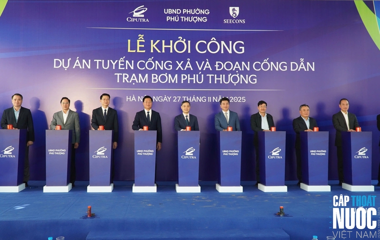 Các đại biểu thực hiện nghi thức khởi công dự án uyến cống xả và đoạn cống dẫn Trạm bơm Phú Thượng.