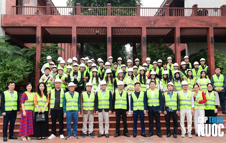 Đoàn giảng viên, sinh viên trường Đại học Kiến trúc Hà Nội cùng các đại biểu chụp ảnh lưu niệm tại Nhà máy nước mặt Sông Đuống