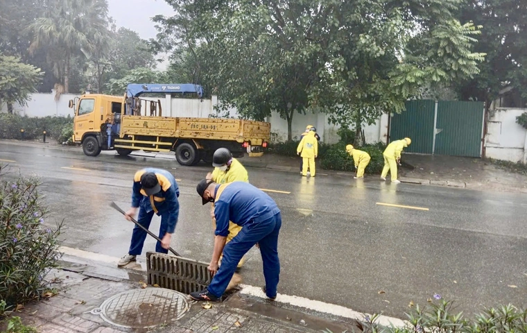 CBCNV công ty TNHH MTV Thoát nước Hà Nội không ngại khó để giải quyết triệt để điểm nghẽn về "trật tự đô thị". Ảnh: Công ty Thoát nước Hà Nội.