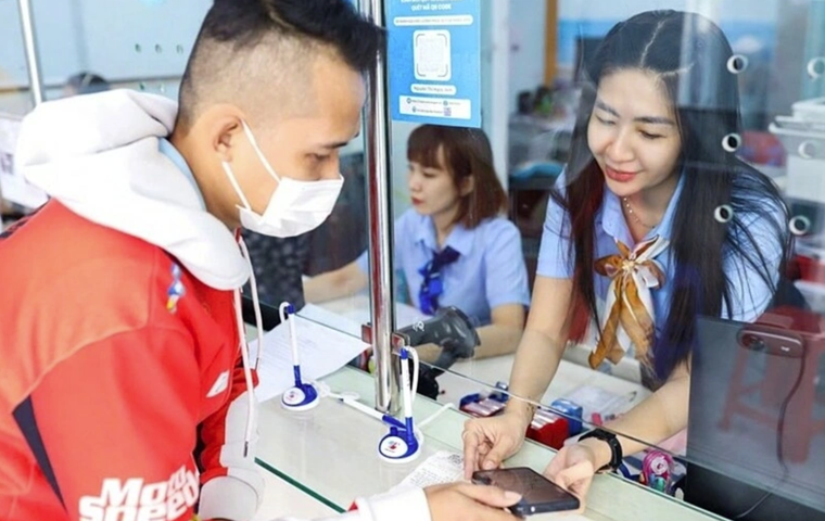 Nhân viên Sawaco hướng dẫn khách hàng tải ứng dụng Sawaco CSKH. Ảnh: SAWACO