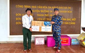 Chủ tịch VWSA Nguyễn Ngọc Điệp tặng quà cán bộ, chiến sĩ đảo Đá Thị