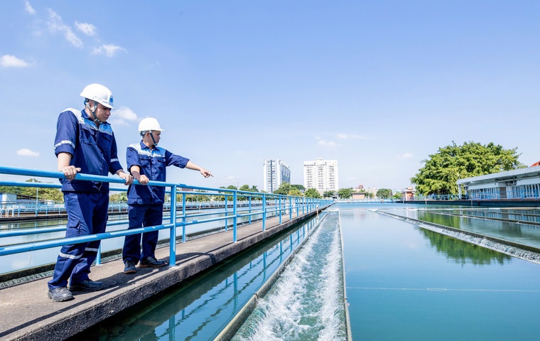 Nhân viên Nhà máy nước Thủ Đức kiểm tra nguồn nước sạch qua xử lý tại Nhà máy.