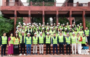 Đoàn giảng viên, sinh viên trường Đại học Kiến trúc Hà Nội cùng các đại biểu chụp ảnh lưu niệm tại Nhà máy nước mặt Sông Đuống