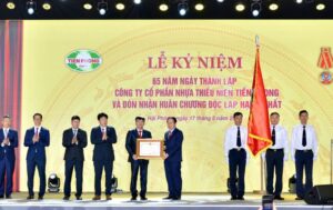 Ông Lê Tiến Châu - UVTW Đảng, Bí thư Thành ủy, Trưởng đoàn Đoàn đại biểu Quốc hội thành phố Hải Phòng trao tặng Huân chương Độc lập hạng Nhất tặng Công ty CP Nhựa Thiếu niên Tiền Phong