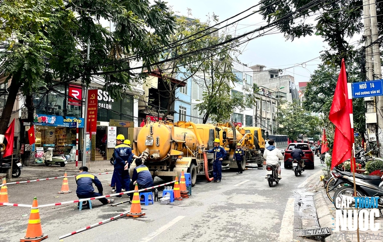 Công nhân Công ty TNHH MTV Thoát nước Hà Nội miệt mài làm việc trong dịp Tết Bính Ngọ 2026.