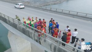 Tục rước nước sông Đà: Gìn giữ “mạch nguồn xanh” trong văn hóa Việt - Ảnh 1.