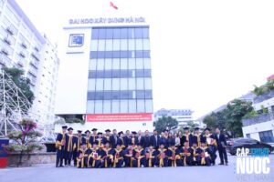 Từ giảng đường đến dây chuyền sản xuất - Ảnh 1.