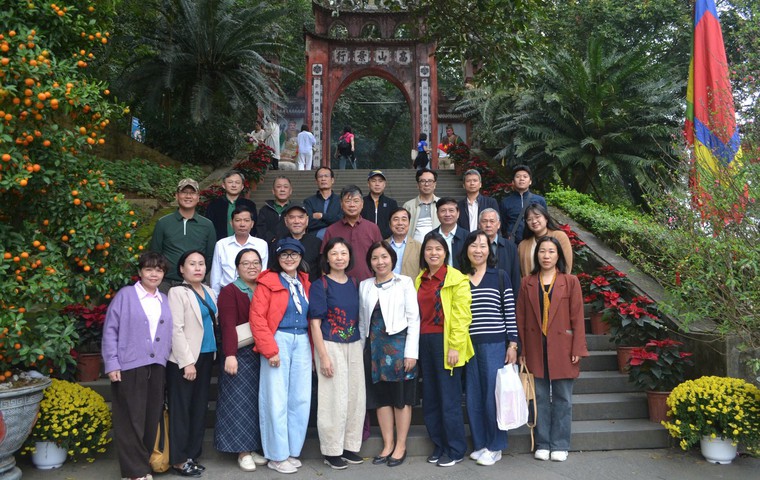 Đoàn tham quan chụp ảnh lưu niệm tại Khu di tích lịch sử Đền Hùng (Phú Thọ)