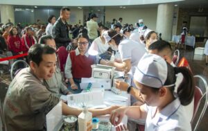 Tổ chức khám sức khỏe gần 1.300 công nhân lao động tại Công ty CP Nhựa Thiếu niên Tiền Phong.