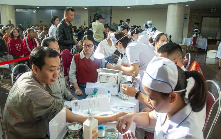 Tổ chức khám sức khỏe gần 1.300 công nhân lao động tại Công ty CP Nhựa Thiếu niên Tiền Phong.