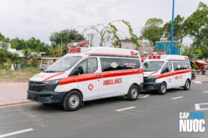Nhựa Tiền Phong trao tặng 2 xe cứu thương cho y tế Đặc khu Côn Đảo - Ảnh 1.