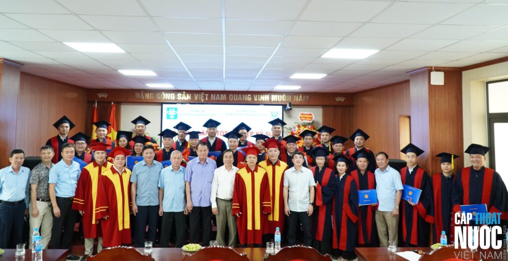 Thêm 26 kỹ sư cấp thoát nước tốt nghiệp từ mô hình liên kết giữa cơ sở đào tạo và doanh nghiệp - Ảnh 1.